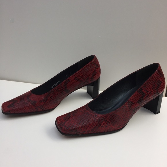 Stuart Weitzmanf faux snake skin pump - Picture 2 of 8